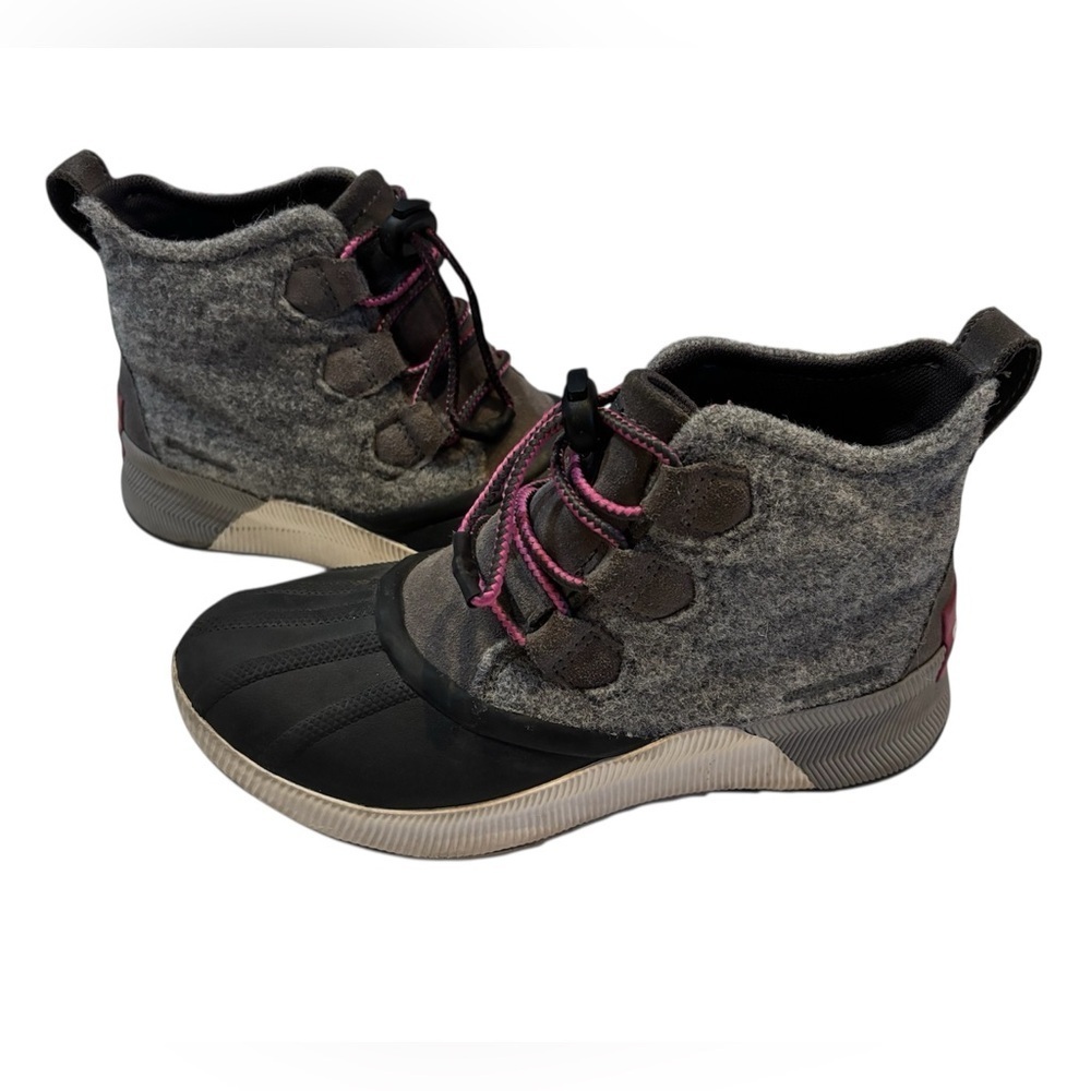 SOREL Boots Youth Out 'N About Classic Waterproof Gray Black Pink Size Y5